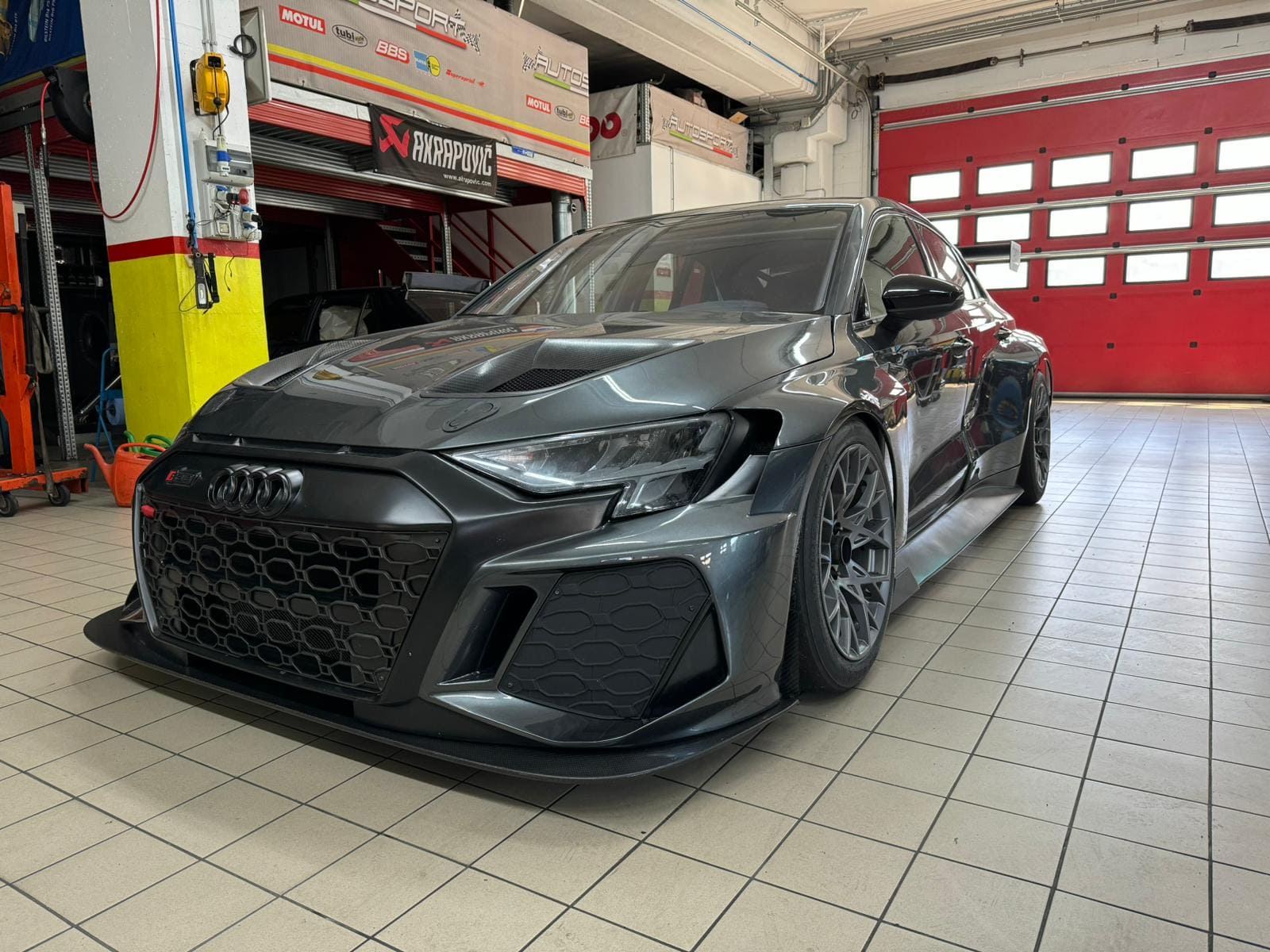 Audi RS3 LMS frontale in officina racing Autosport Cantù