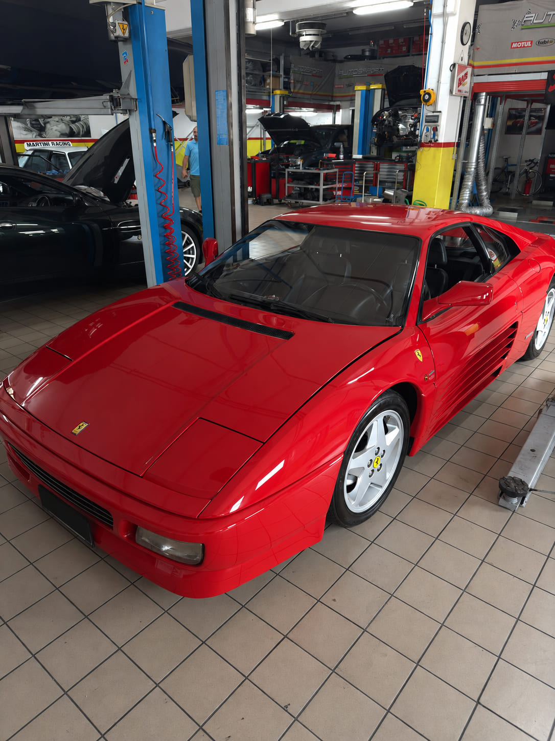 Ferrari 348 rossa in manutenzione all'officina Autosport Cantù