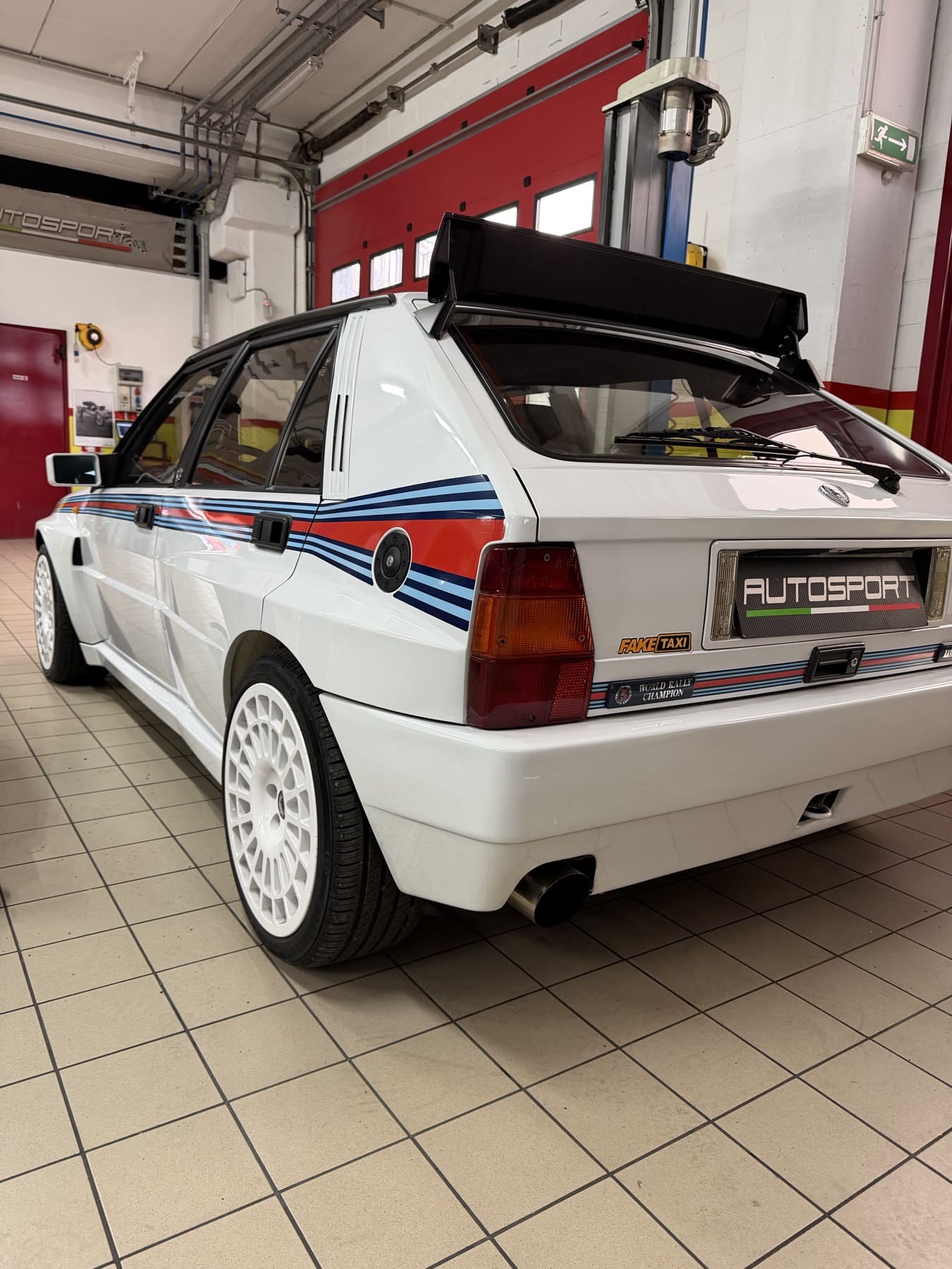 Lancia Delta HF Integrale Martini Racing in officina a Cantù
