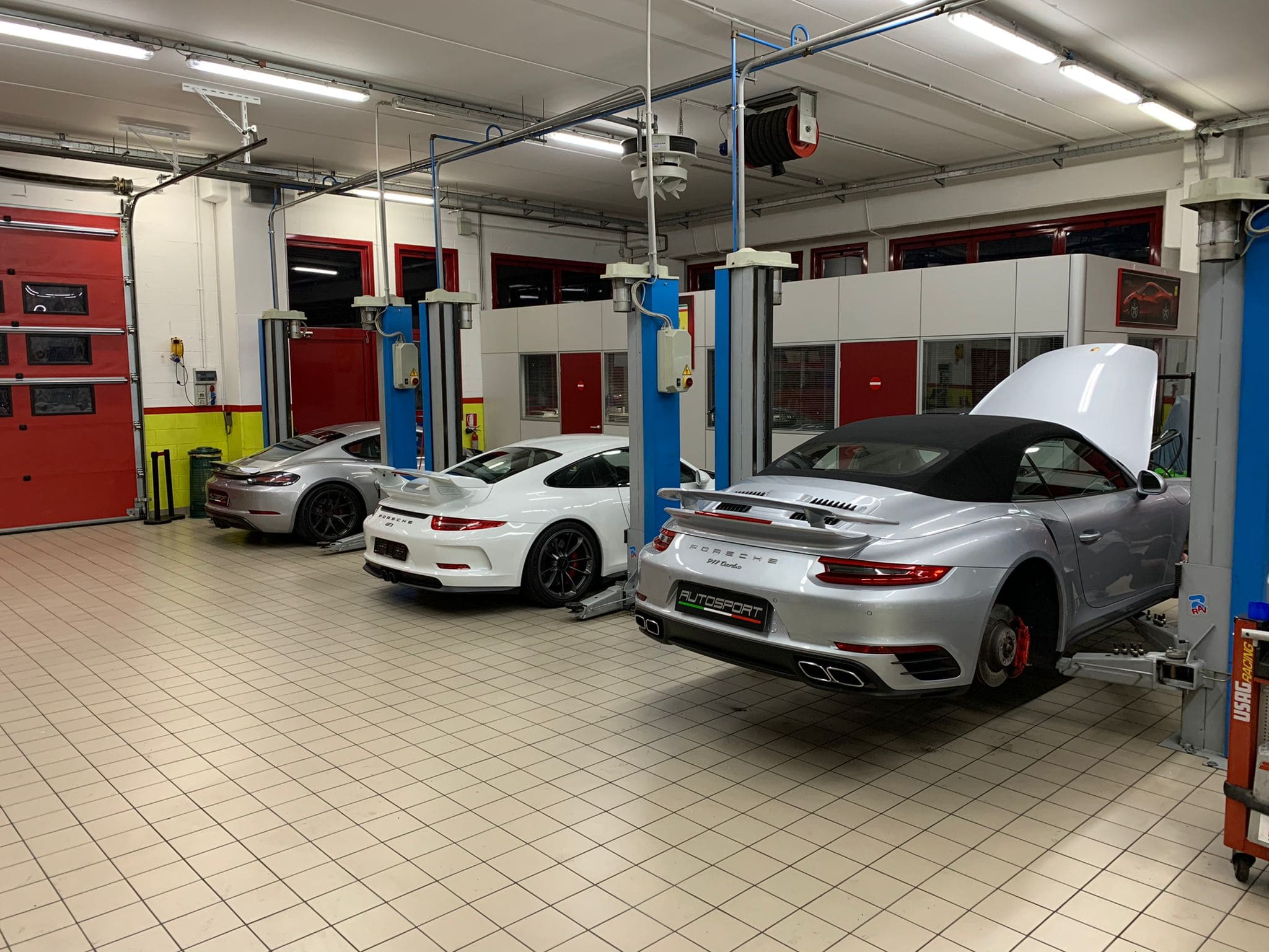 Porsche 911 GT3 e Cayman in manutenzione all'officina Autosport Cantù